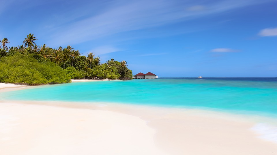 plage paradisiaque avec sable blanc et eau turquoise