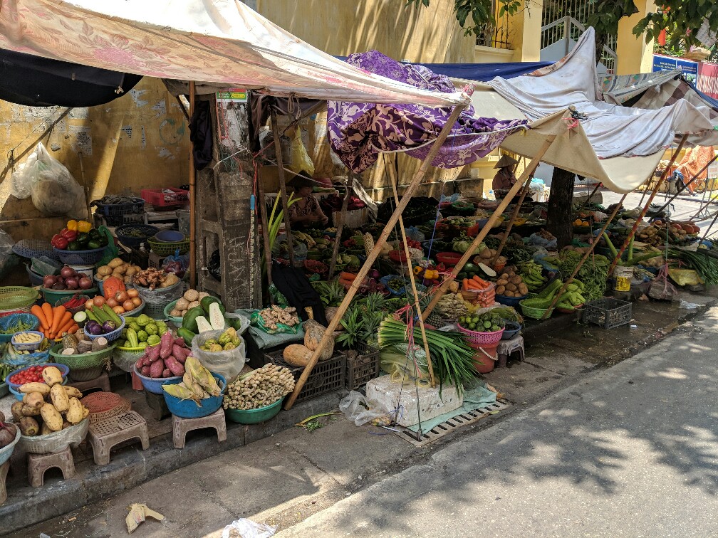 Etal de légumes dans une rue d'Hanoi