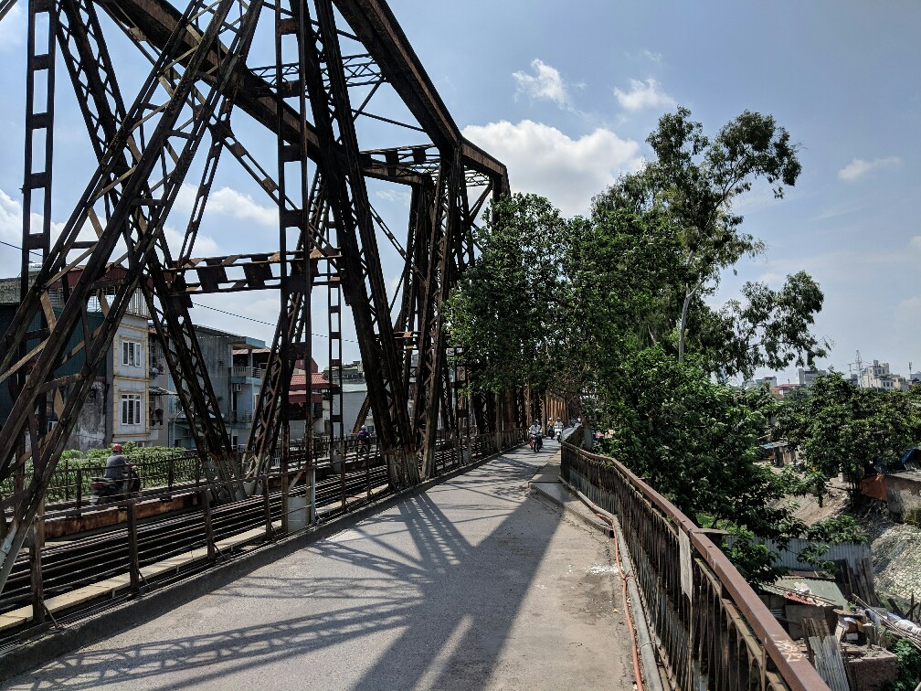 Vue sur le pont de Long Bien à Hanoi