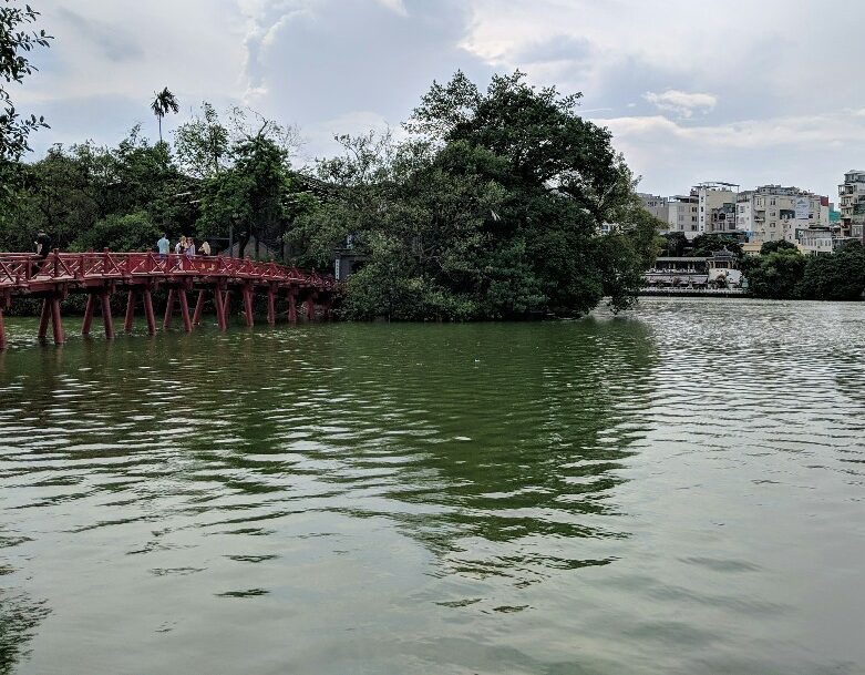 Pont rouge sur le lac Haon Kiem à Hanoi