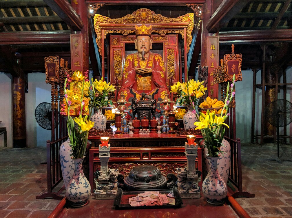 Statue de Confucius au Temple de la Littérature à Hanoi
