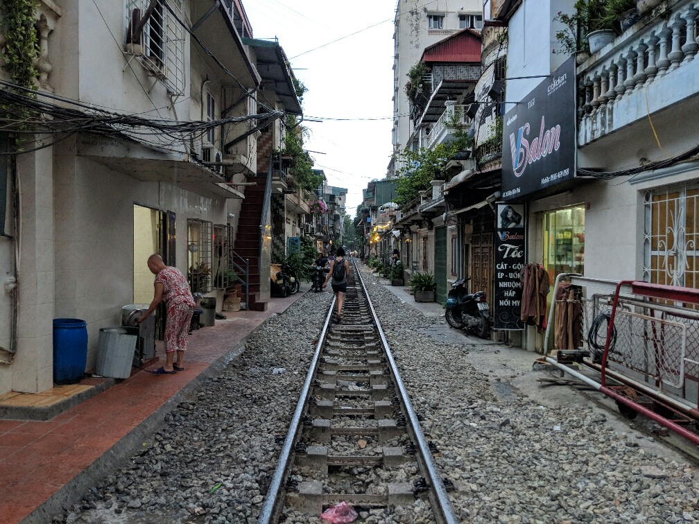 Rail passant dans une rue étroite de Hanoi