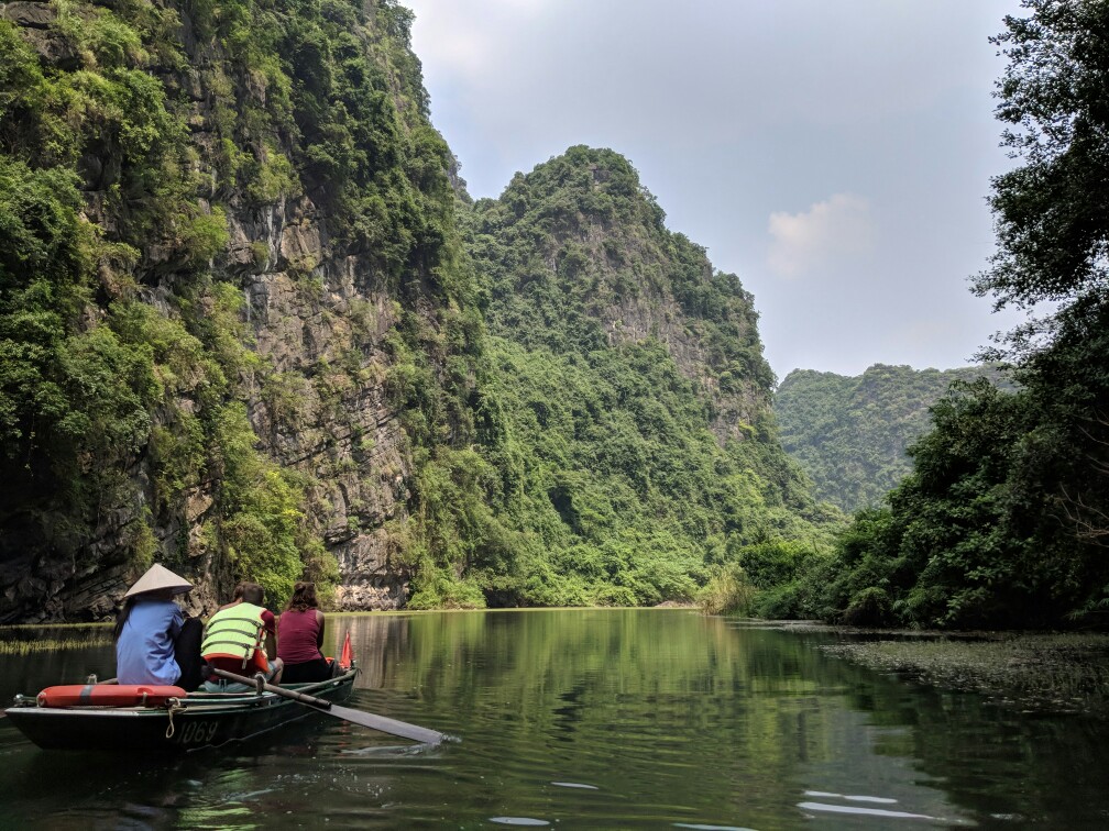 Vue depuis une barque à Trang Anh au Vietnam