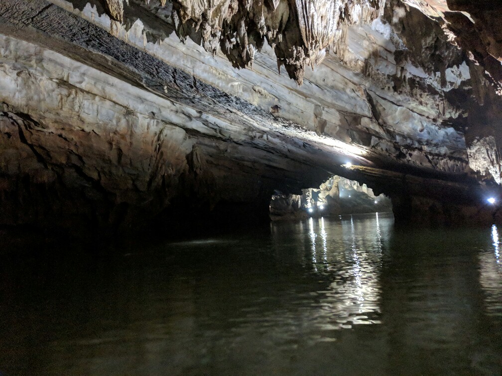 Balade en bateau sur la partie immergée de la grotte de phong nha