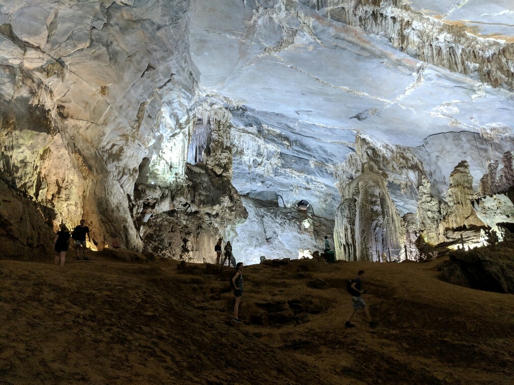 Exploration à pieds de la partie sèche de la grotte de Phong Nha
