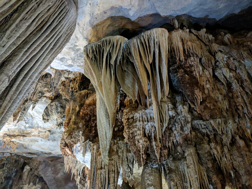 Stalactites dans Paradise Cave au Vietnam