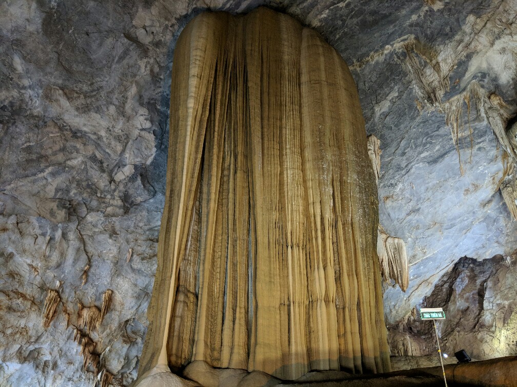 Enorme colonne dans Paradise Cave au Vietnam