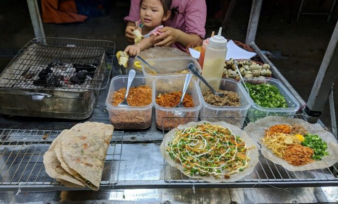 Pizza vietnamienne au marché de nuit de Hoi An