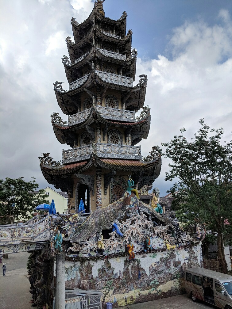 Tour principale de la pagode de Linh Phuoc près de Da Lat