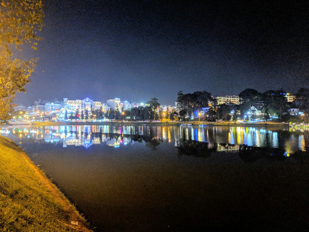 Da Lat de nuit avec réflections sur le lac