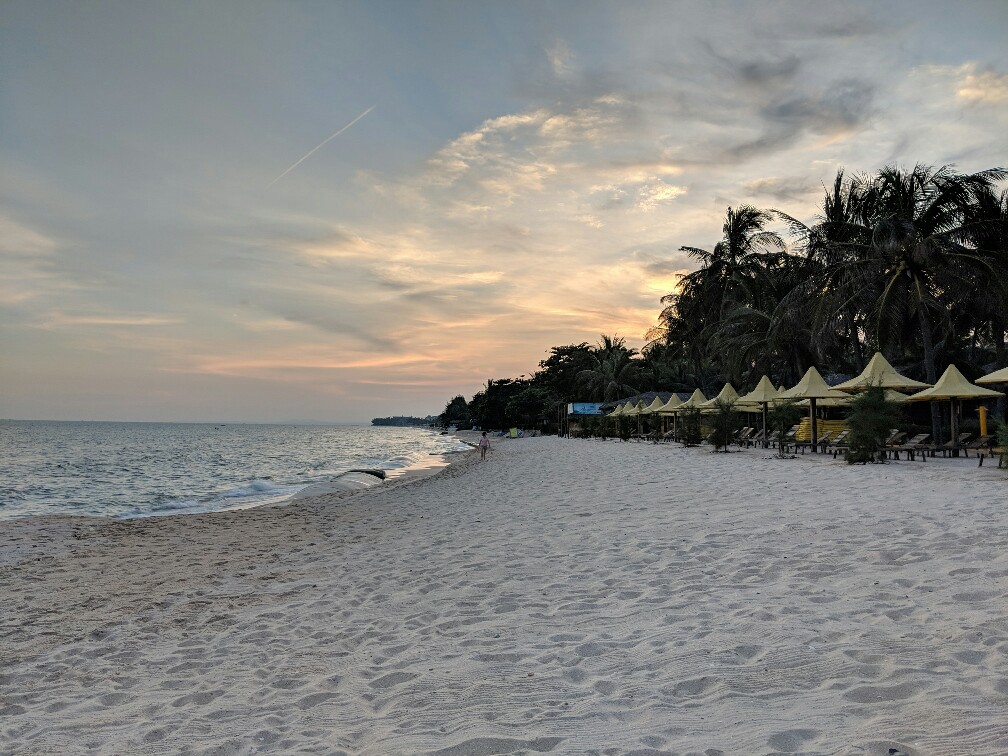 Plage Coco Beach au coucher de soleil à Mui Ne, Vietnam