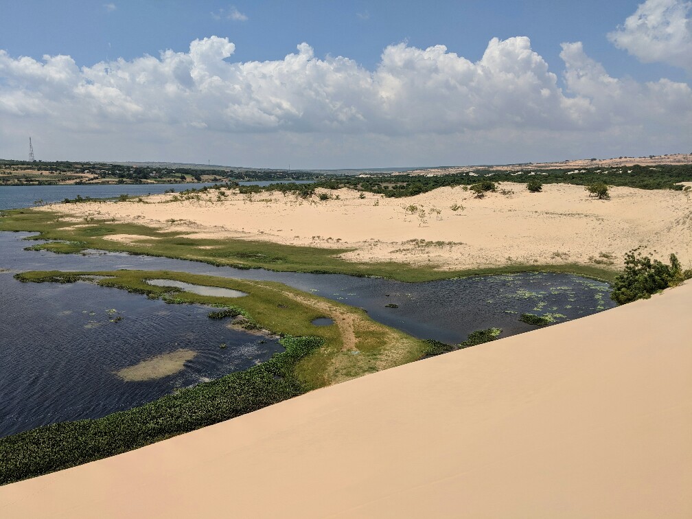 Vue sur un plan d'eau au milieu des dunes de sable de Mui Ne