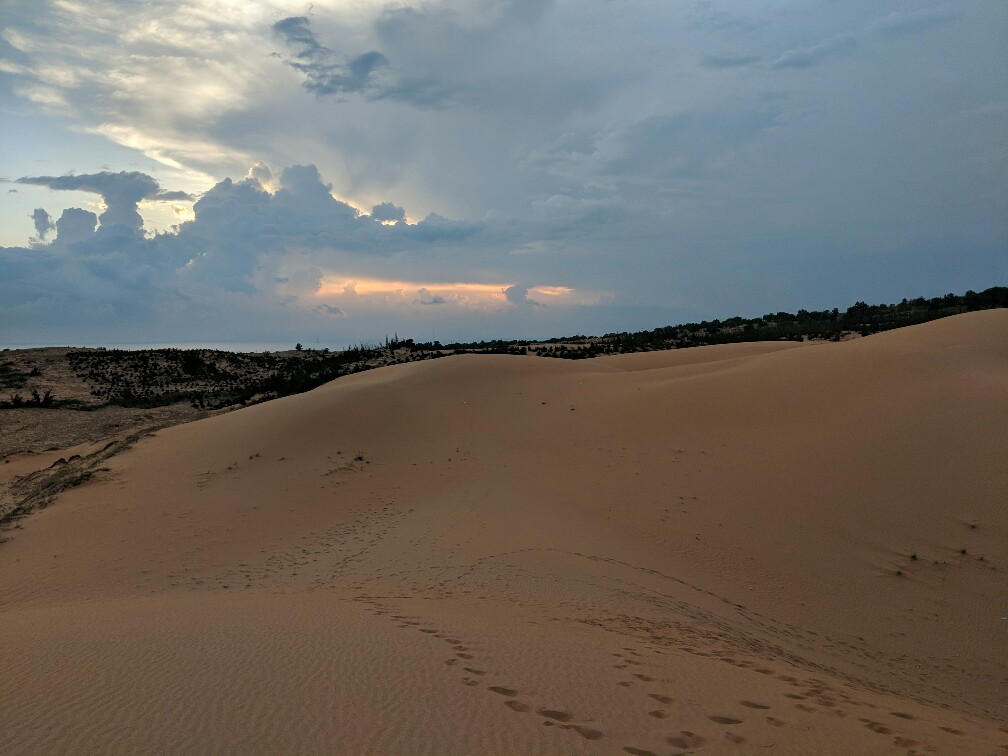 Coucher de soleil au dessus des dunes rouges de Mui Ne