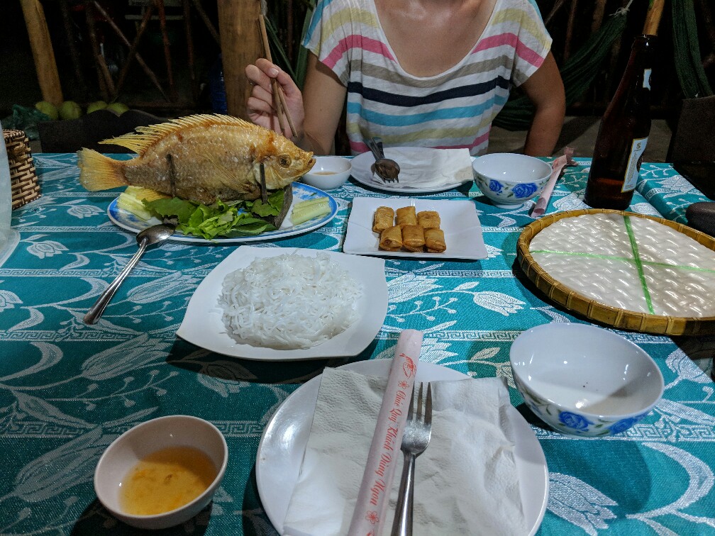 Diner de poisson fris et nems à Anh Binh