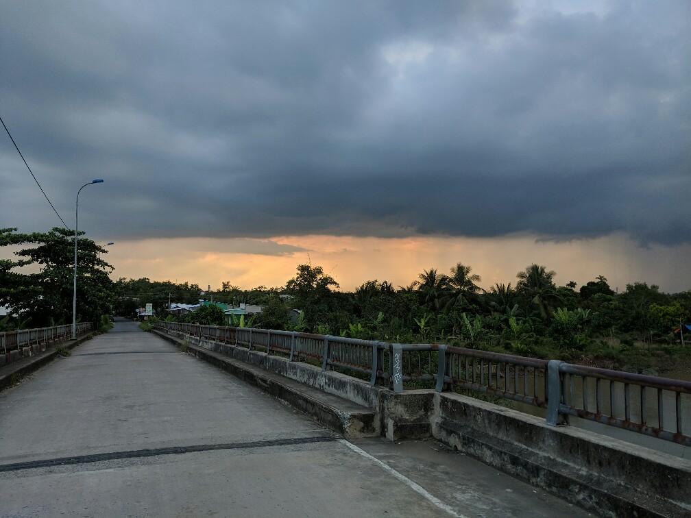 Coucher de soleil avec ciel orageux à Anh Binh au Vietnam