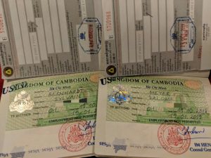 Deux visas Cambodgiens dans des passeports
