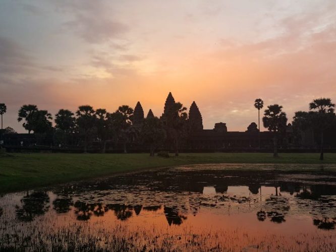 Lever de soleil sur Angkor Wat sur le site d'Angkor
