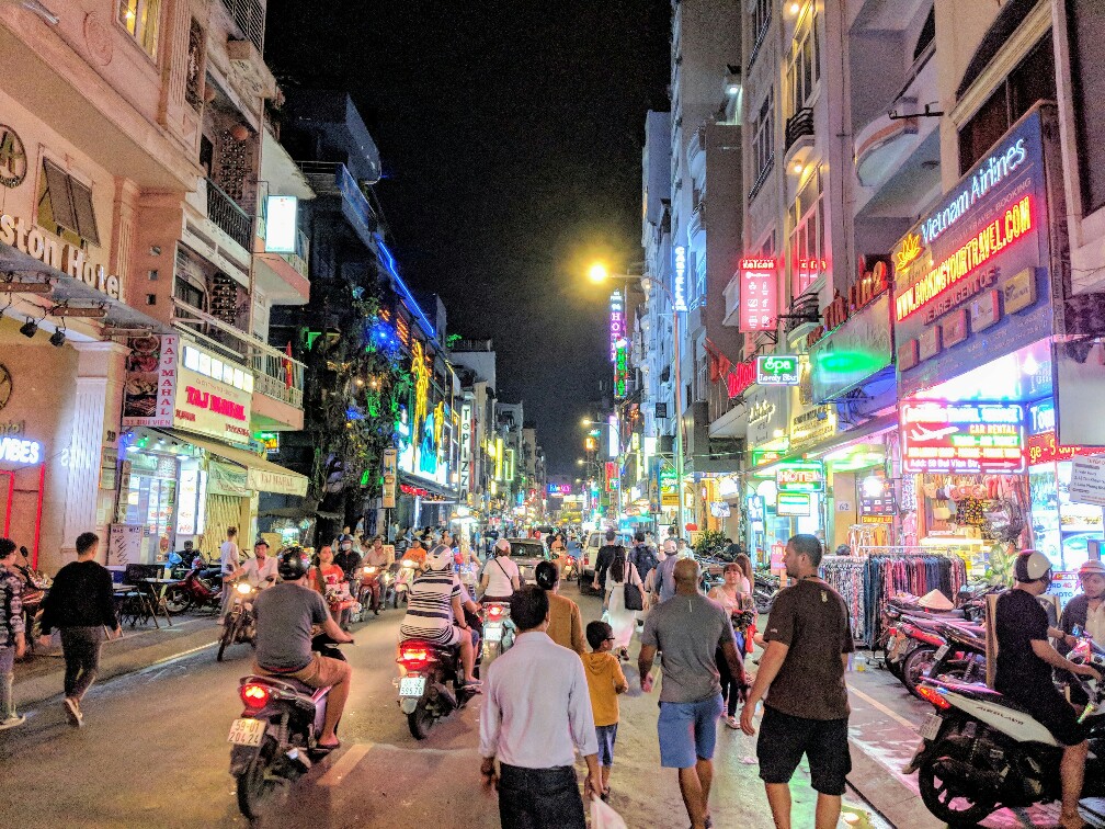 rue animée de nuit à Ho Chi Minh