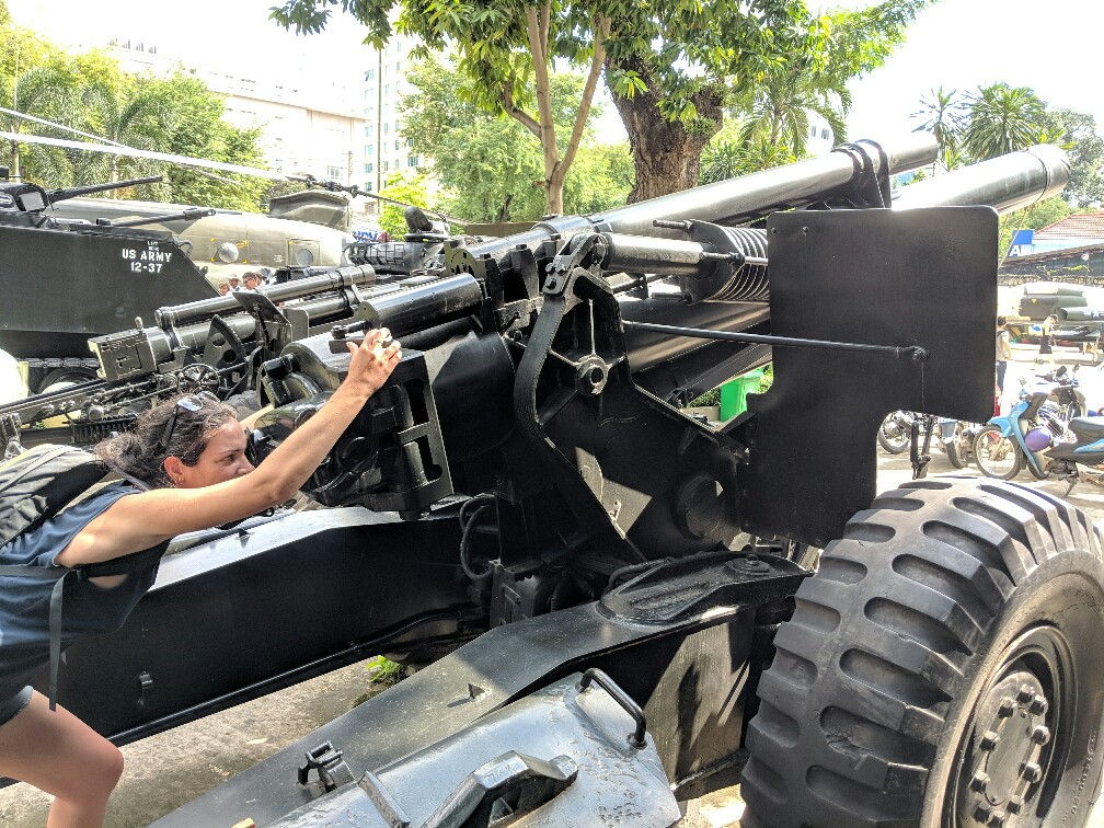 Salomé regarde dans la lunette d’un canon au Musée de la Guerre à Ho Chi Minh, Vietnam