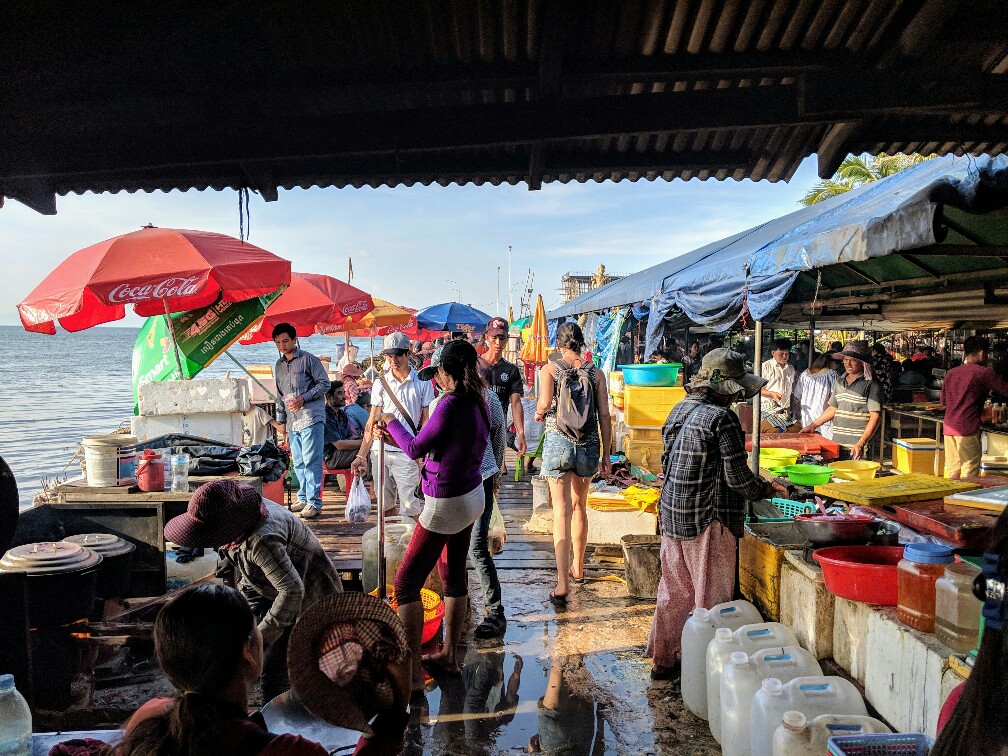 Allée animée au marché au poisson de Kep prsè de Kampot