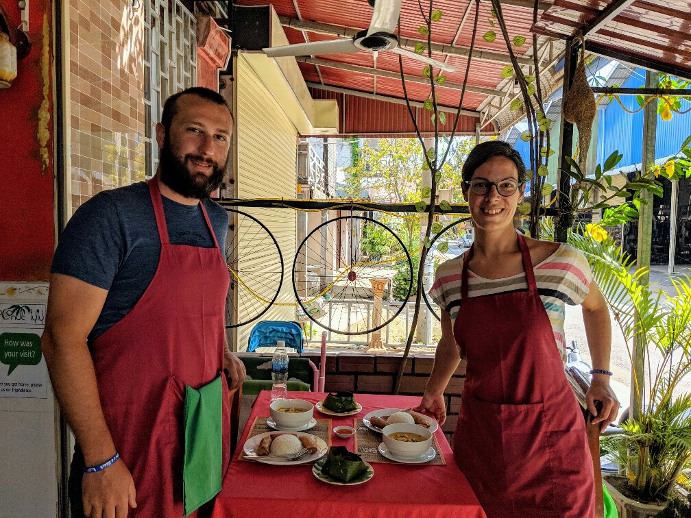 Sylvain et Salomé devant les plats finis au cours de cuisine à Battambang