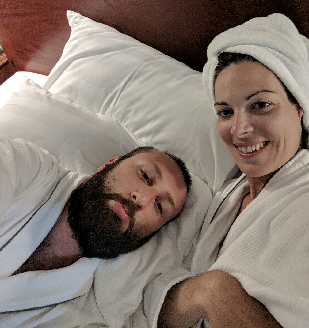 Salomé et Sylvain en peignoir dans le grand lit de leur hôtel à Siem Reap