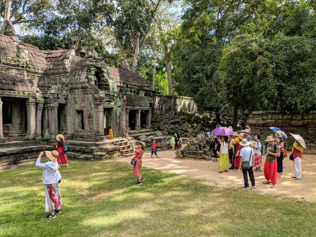 Touristes Chinois prenant en photo un temple sur le site d'Angkor au Cambodge