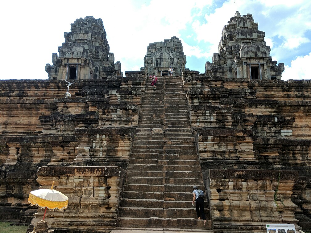 Escaliers menant au sommet du temple de Ta Keo, Cambodge