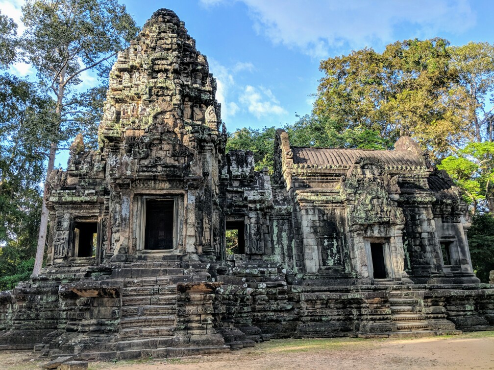 Vue de face du temple Thommanom sur le site d'Angkor