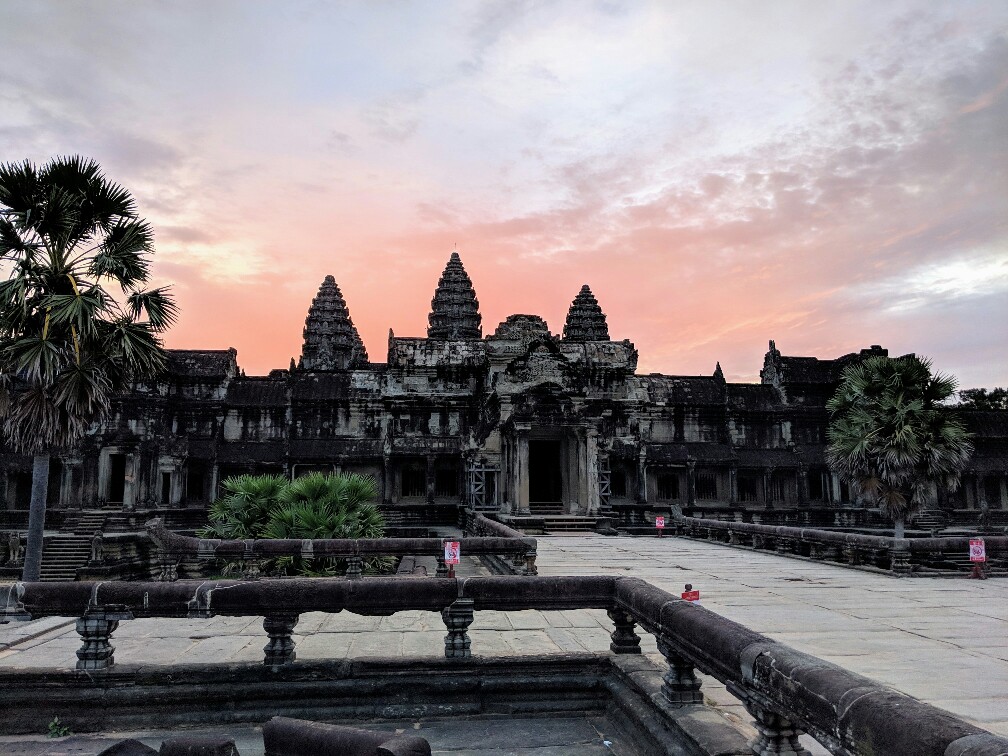 Entrée du temple de Angkor Wat au lever de soleil, Cambodge