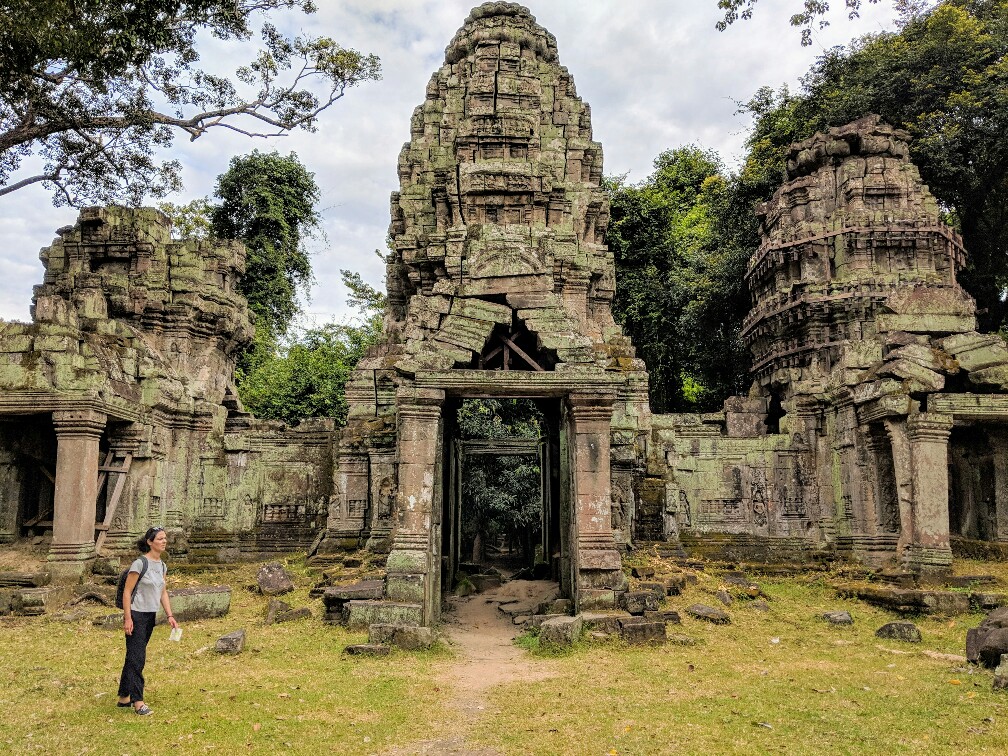 Salomé à coté de la porte du temple de Preah Khan, Cambodge