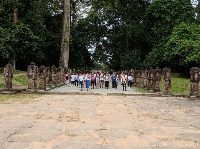 Groupe de Chinois approchant d'un temple d'Angkor