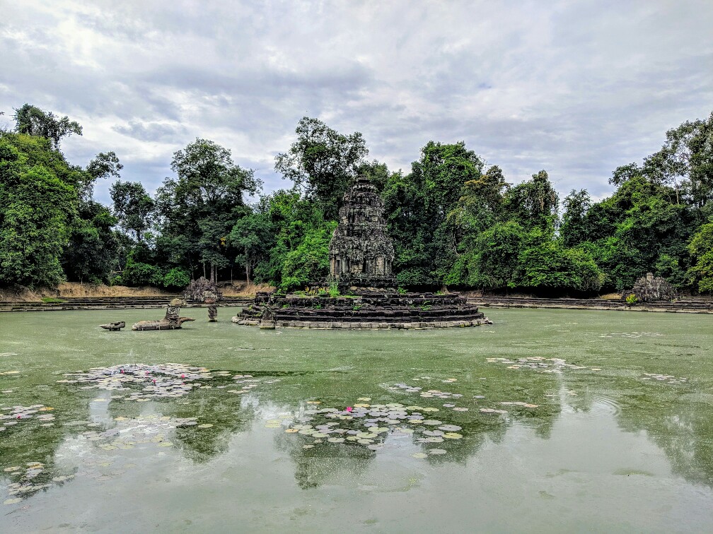 Temple de Neak Pean au milieu de son étang, Cambodge