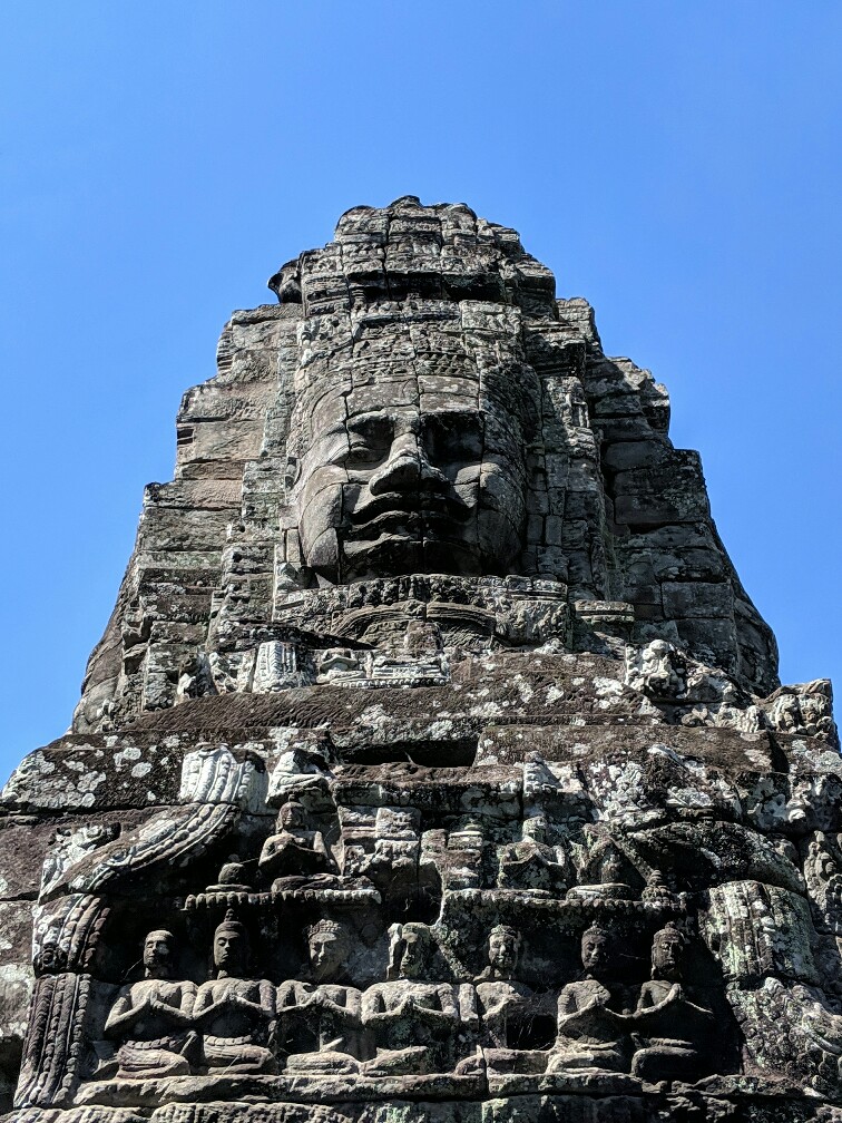 Têtes de Bouddha au sommet d'une tour du temple du Bayon, Cambodge
