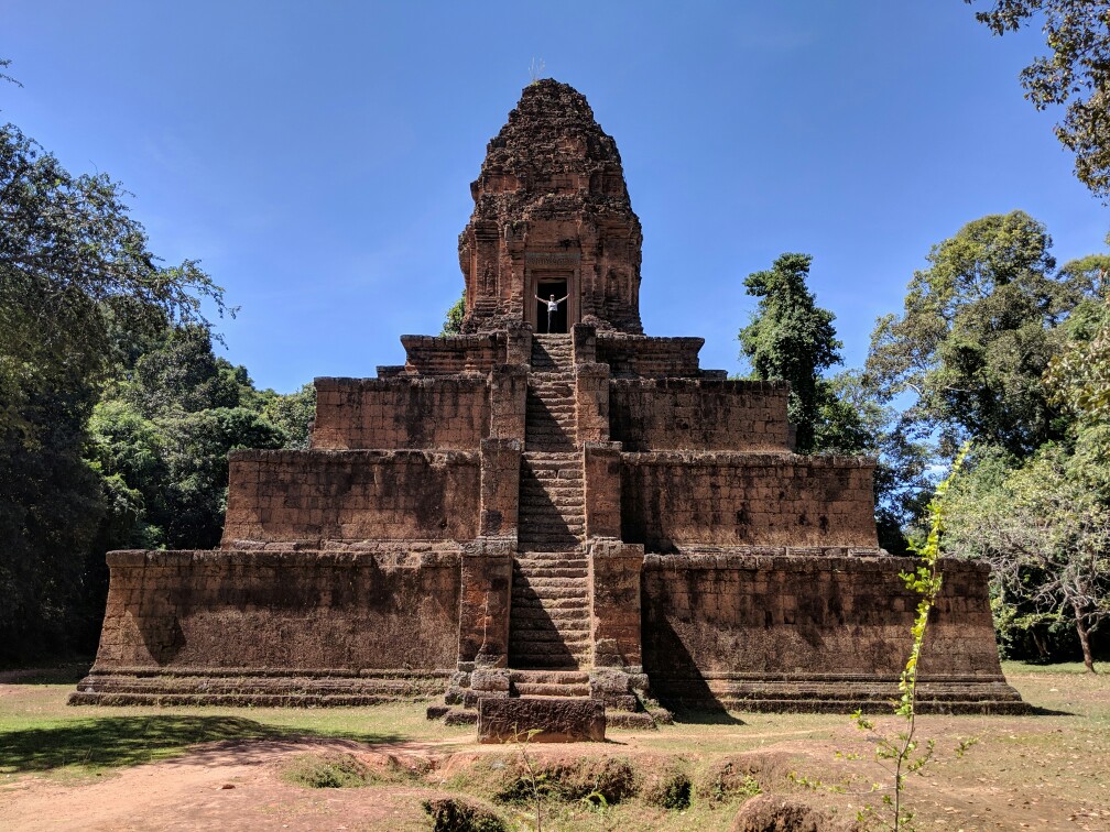 Salomé au sommet du temple de Baksei Chamkrong, Cambodge