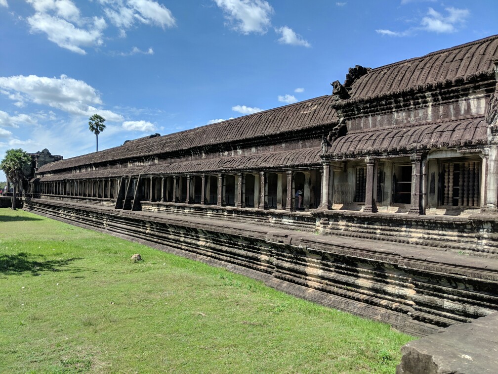 Vue extérieure d'une gallerie dans le temple d'Angkor Wat, Cambodge