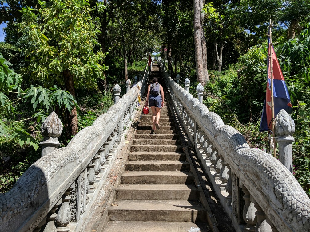 Salomé monte l'escalier de Phnom Srei près de Kampong Cham, Cambodge