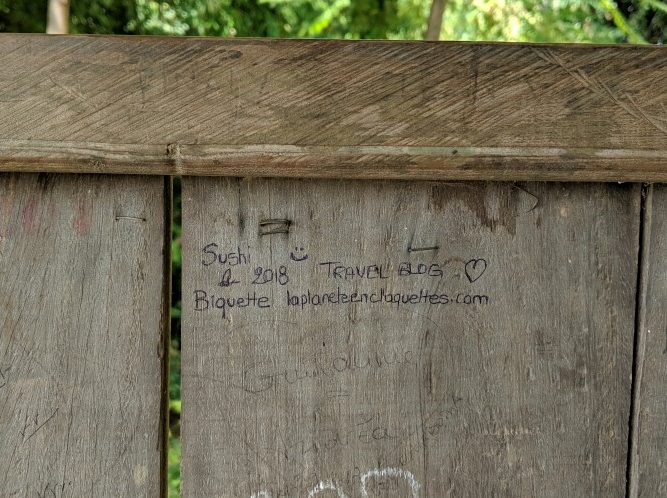 Adresse du blog gravée sur une palissade en bois à Koh Trong, Cambodge