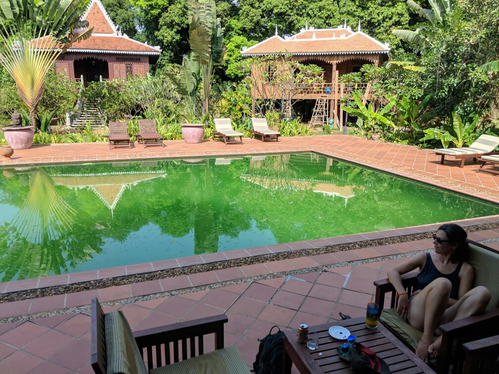 Piscine verte à un hotel de luxe sur Koh Trong, Cambodge