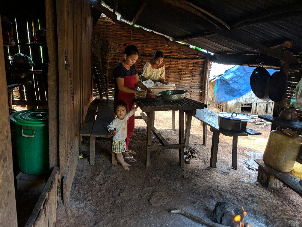 Cuisine avec plusieurs personnes de la minorité Bunong au Cambodge