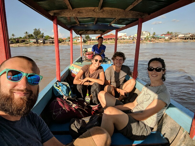 Sylvain, Salomé, Alix et Emilien sur le bateau vers Don Det, Laos