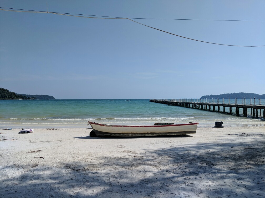 Bateau sur la plage de Saracen Bay, Cambodge
