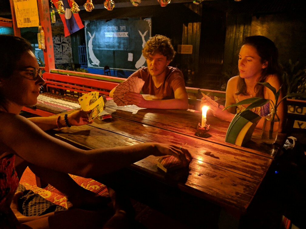 Salomé, Alix et Emilien jouent aux cartes à Don Det, Laos