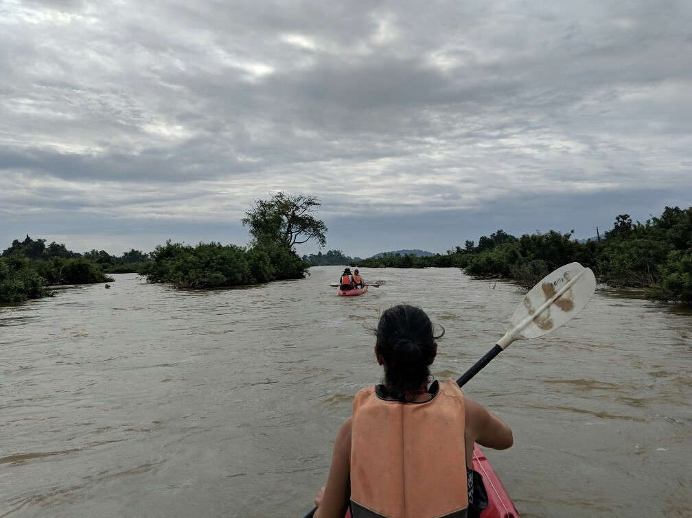 Salomé fait du kayak sur le Mékong à Don Det, Laos
