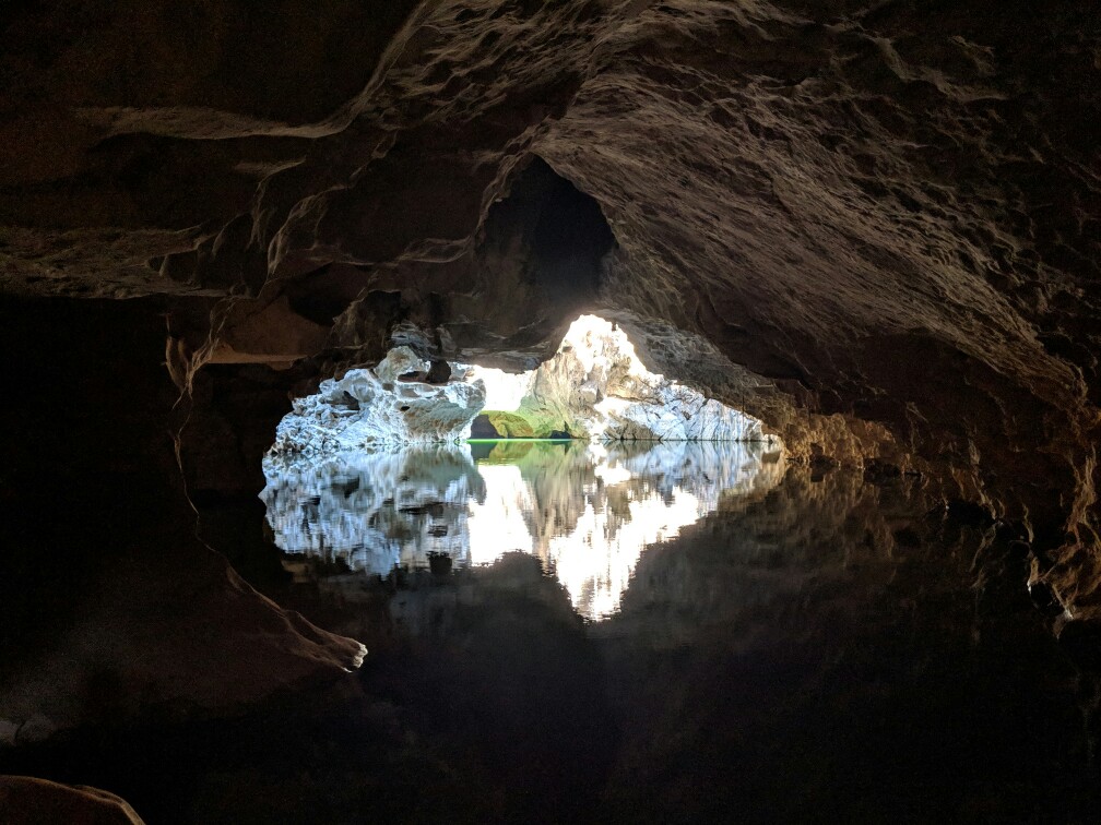 Ouverture sur de l'eau au fond de la grotte de Tham Sa Pha In au Laos