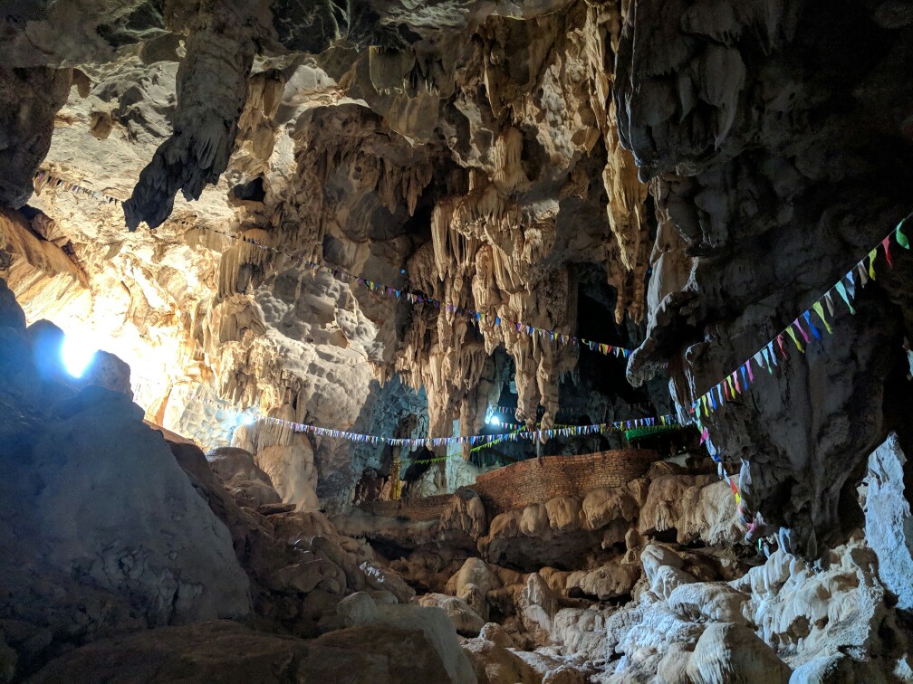 Fanions dans l'entrée de la grotte de Tham Sa Pha In au Laos