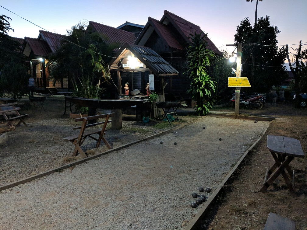 Vue sur le terrain de pétanque et le barbecue à Sabaidee Guesthouse au Laos