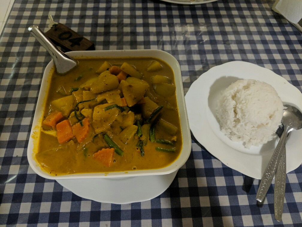 Énorme bol de curry avec riz vapeur à Konglor, Laos