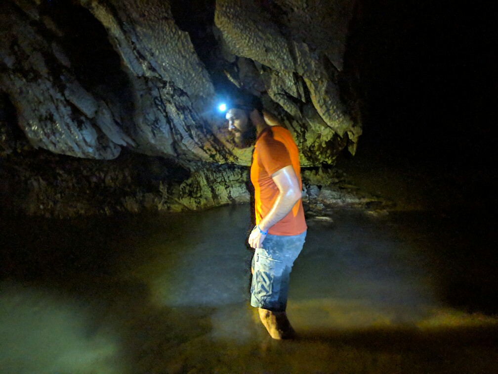 Sylvain progressant dans l'eau de la grotte de Tham Hoi, Laos