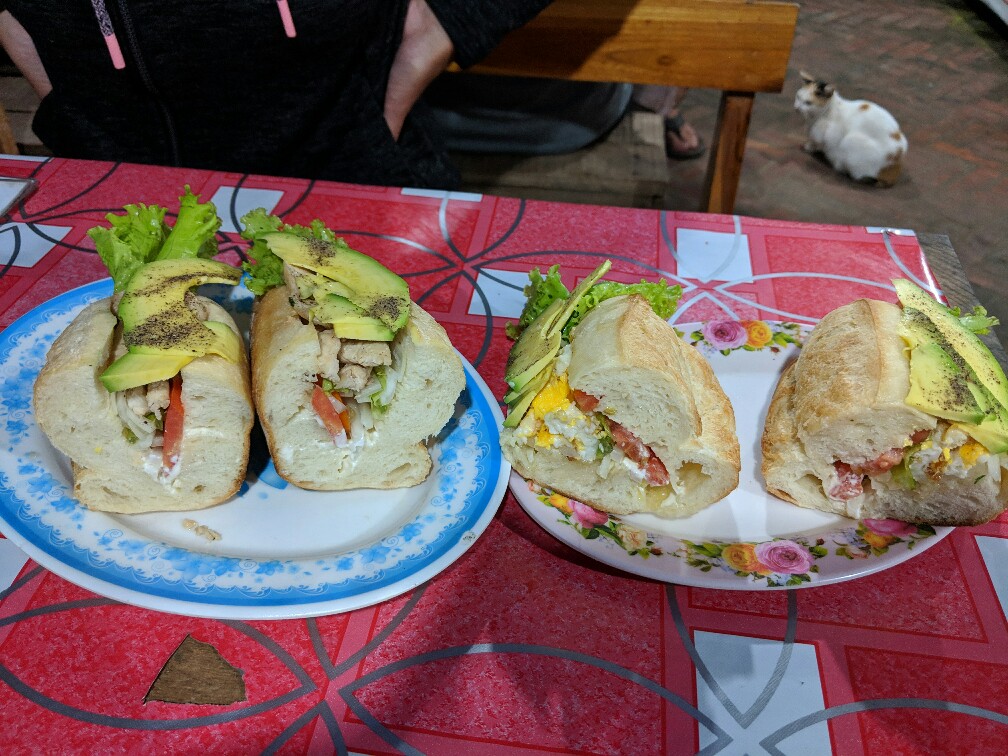 Deux sandwichs coupés sur des assiettes au Night Market de Luang Prabang, Laos